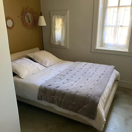Nuit Au Chateau Bed and Breakfast Λυών