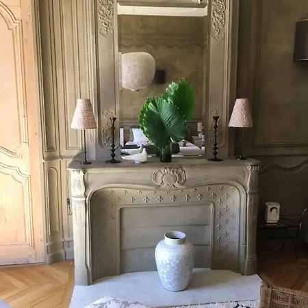 Nuit Au Chateau Bed & Breakfast *