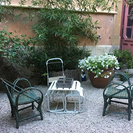 Nuit Au Chateau Bed and Breakfast Λυών