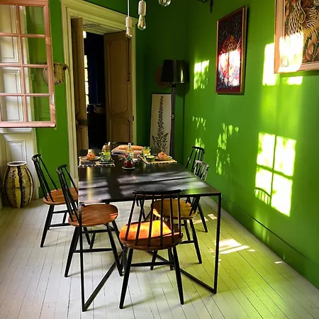 Nuit Au Chateau Bed & Breakfast